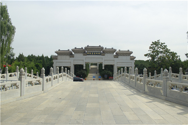 华龙皇家陵园景观图