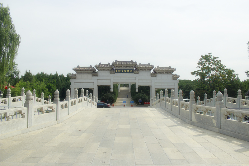 华龙皇家陵园入口