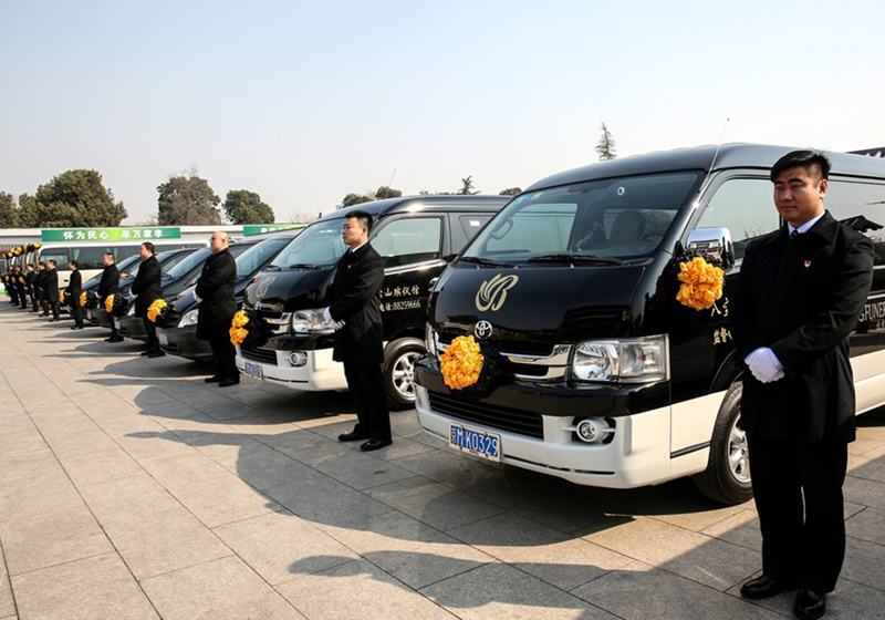 北京八宝山殡仪馆的殡仪服务车队