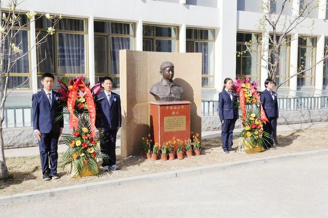 北京丰台二中初一年级师生齐聚在唐宁塑像前