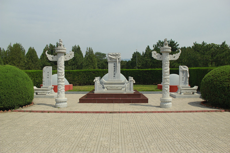 华龙皇家陵园溥仪墓