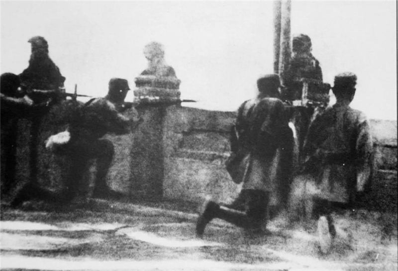 中国战士在卢沟桥抵抗