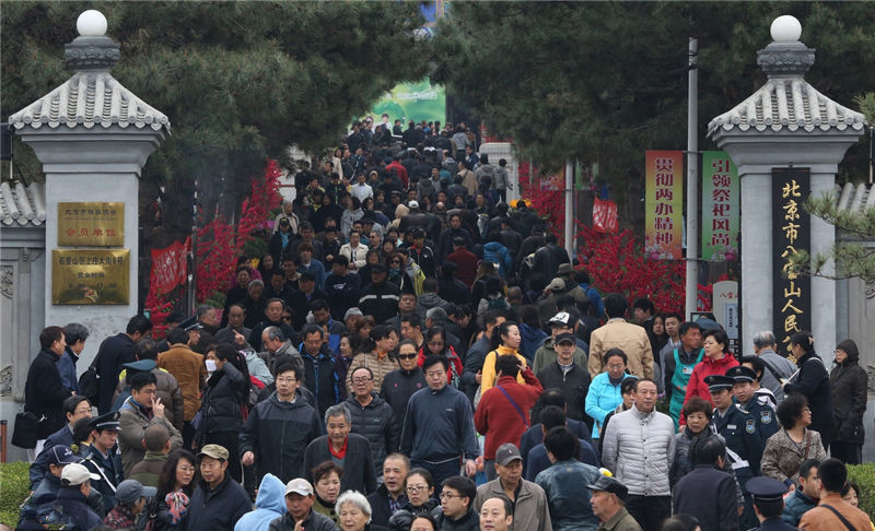 北京市市民来到八宝山扫墓