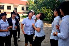 潮白陵园筷子传纸杯活动促进团队协作