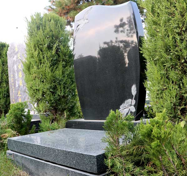 天寿陵园的墓碑葬