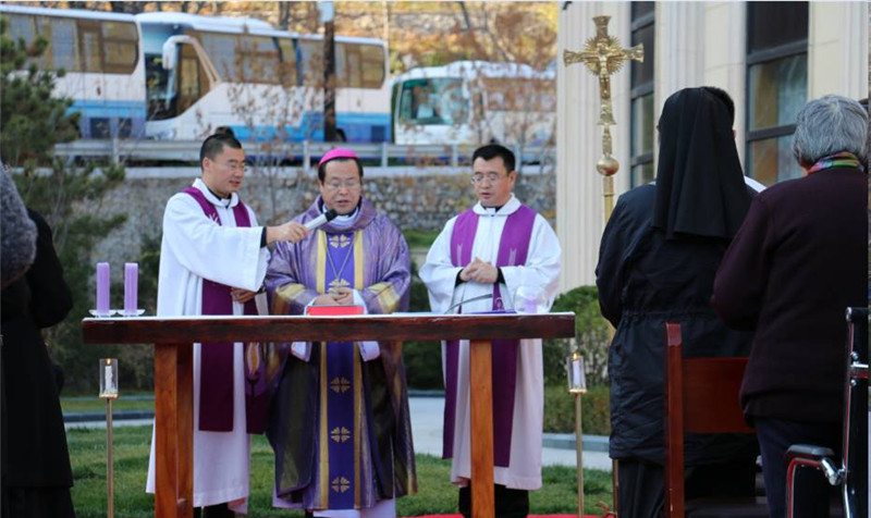 天主教北京教区李山大主教主持追思已亡弥撒