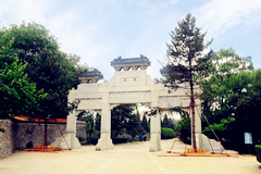 将爷爷葬在了他的老首长吴岱将军所在的世界华侨陵园