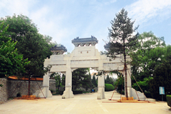 将父亲的墓地选在了清西陵的世界华侨陵园