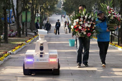 安防机器人亮相北京八宝山革命公墓