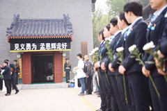 见义勇为英雄孟恩辉的追悼会在北京市东郊殡仪馆悼念厅隆重举行