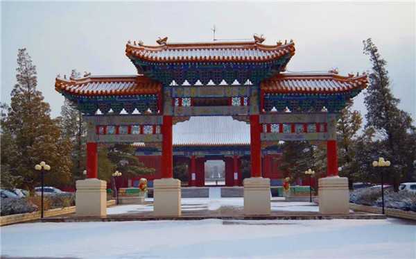 陵园雪景大门