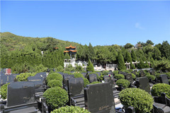 北京温泉墓园公交路线说下？安葬哪些个名人？