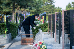 北京清明祭扫首日,北京市属20个扫墓点接待祭扫市民是去年同期的两倍多