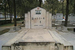  2021年清明,八宝山革命公墓免费代祭服务每个墓穴将免费提供3枝菊花