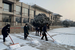 北京市潮白陵园组织全体职工开展铲雪除冰活动