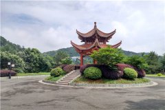 在重庆白市驿龙居山陵园为亲人选个价格8800生态壁葬