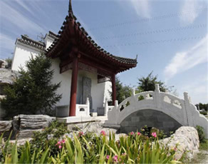 卧龙公墓环境