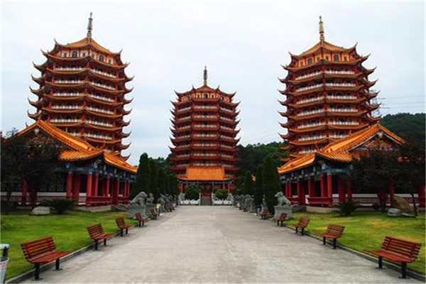 龙车寺塔陵园景观图
