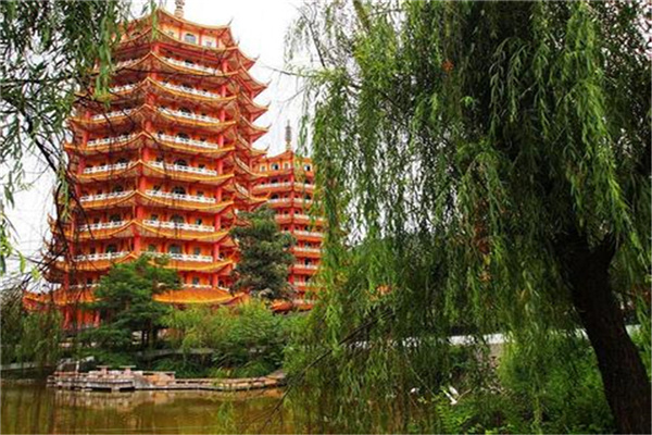龙车寺塔陵园景观图