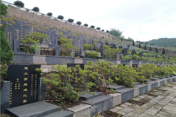 在重庆金山陵园详情页可以在线查看关于重庆金山陵园公墓价格,陵园