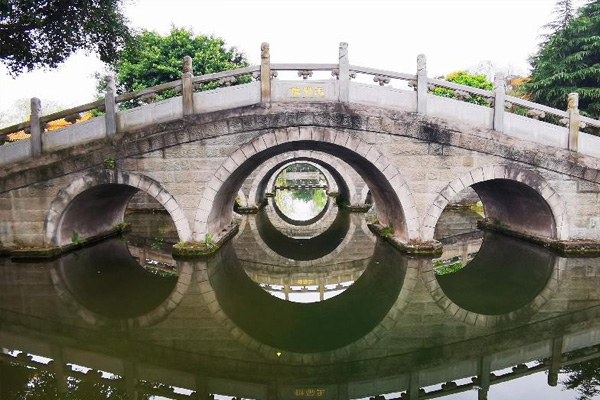 龙台山陵园景观图
