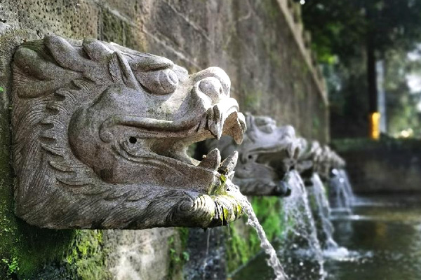 龙台山陵园景观图