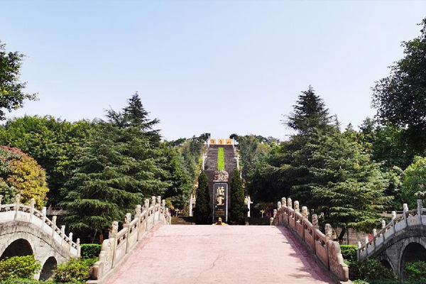 龙台山陵园景观图