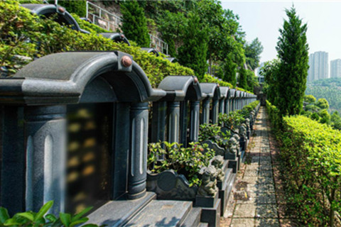 重庆市主城区东面的长江北岸江畔寺坪陵园不仅是告别,更是情感的延续