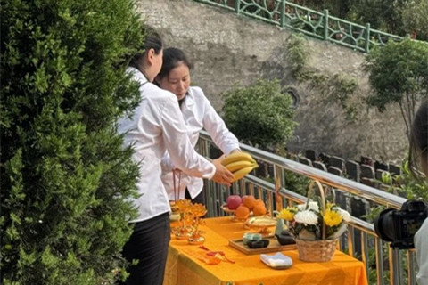 重庆灵安陵园清明为您准备了三种档次的代客祭祀服务,让心意不因距离而缺席