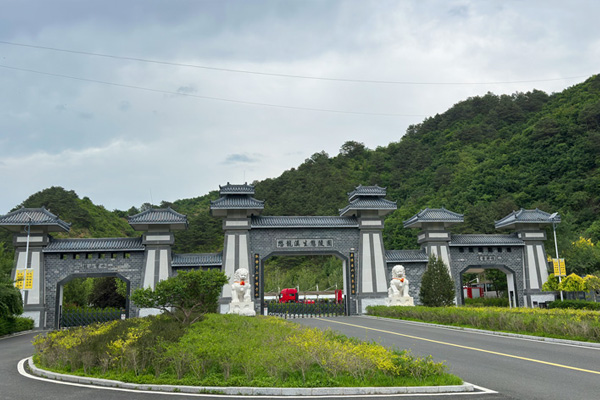 懋龙溪生态陵园景观图