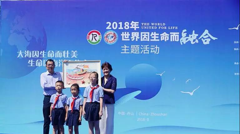 中国殡葬协会会长李建华，浙江绿郡恒业实业发展有限公司董事长孙彩霞共同接受学生代表赠送的贝壳画.jpg