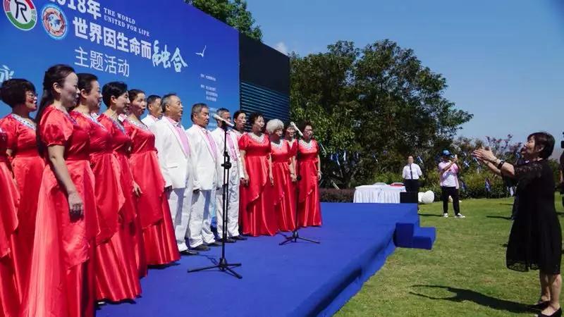 舟山市老年大学合唱队进行表演.jpg