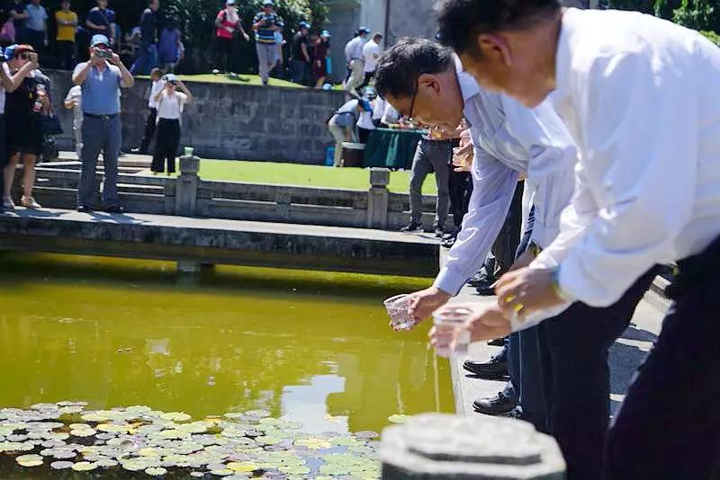 活动参与者放生生命祝福之鱼.jpg