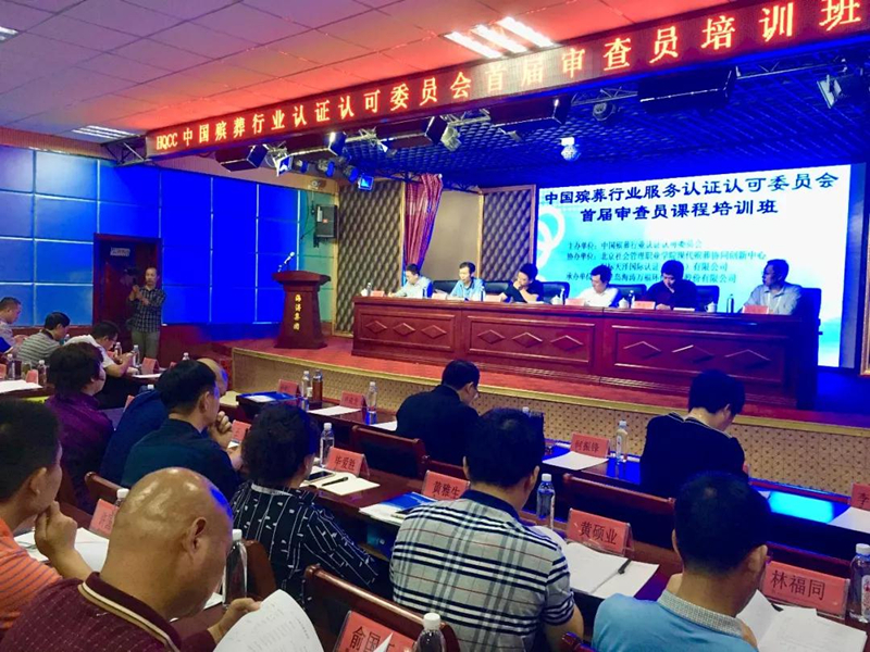 学员认真学习.jpg