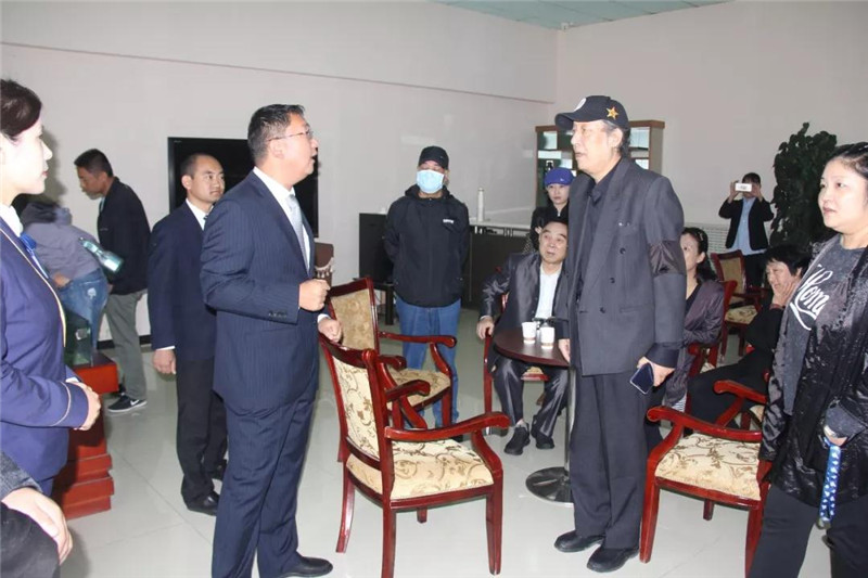 灵山宝塔陵园工作人员与常老亲属沟通落葬事宜.jpg