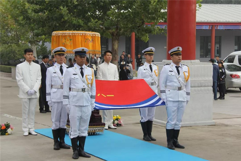 落葬仪式庄严开始.jpg