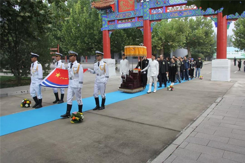 亲属与卫兵护送灵盒.jpg