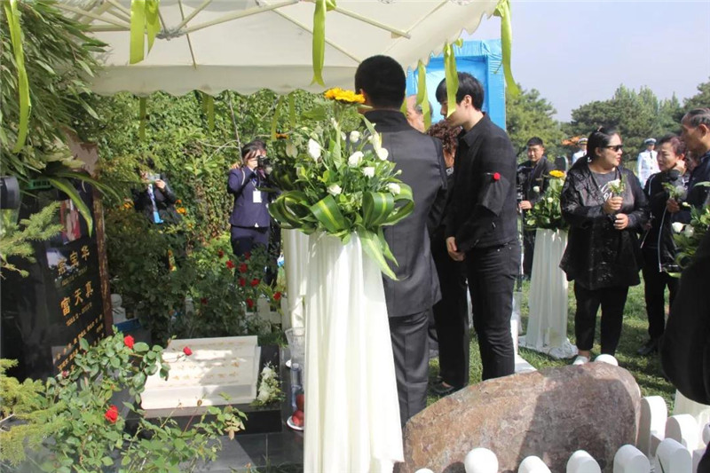 亲友们携手灵山宝塔陵园工作人员共同与常老告别.jpg