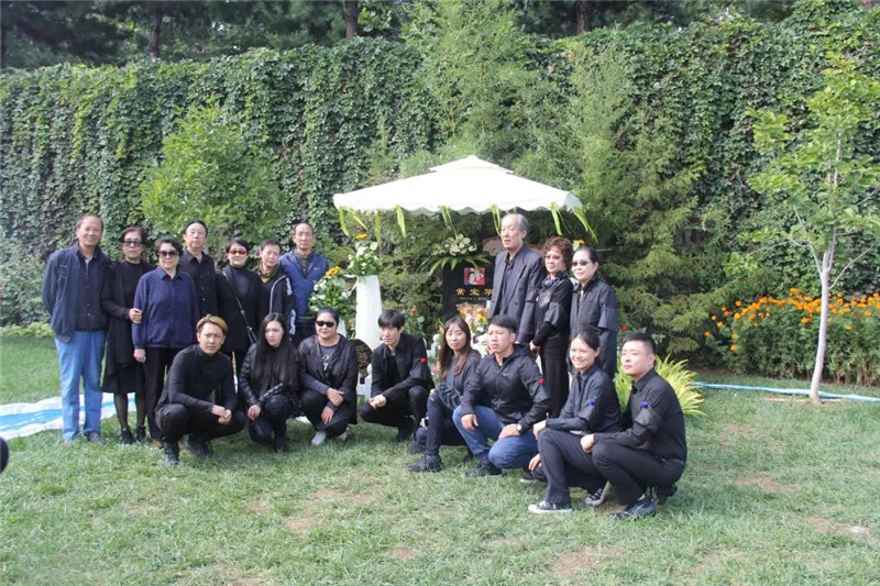 安葬仪式圆满完成，亲友们在常老墓前合影留念.jpg