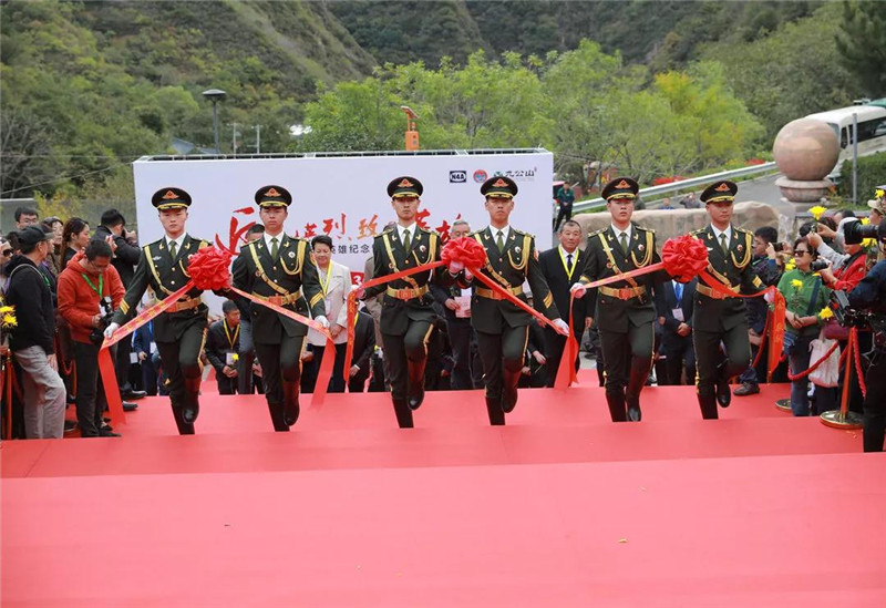 九公山三军仪仗兵向紫铜雕塑敬献花篮.jpg