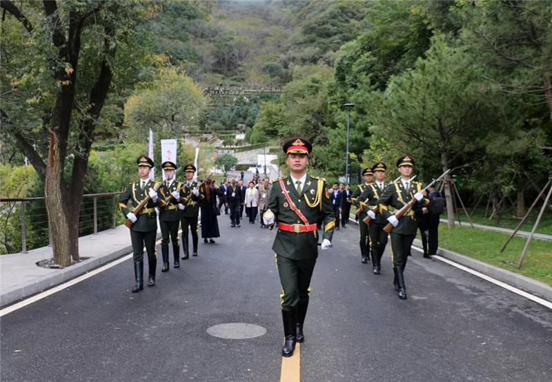 九公山仪仗兵引领来宾从铁军纪念园至无名英雄纪念馆.jpg