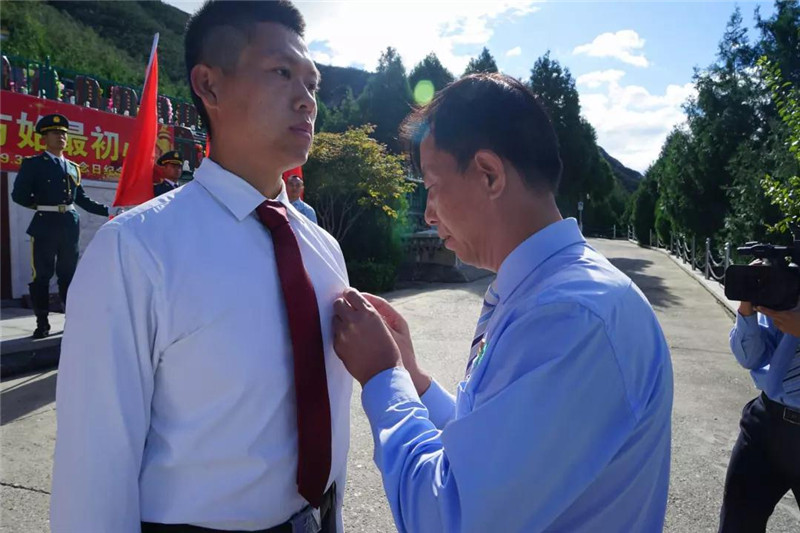 党徽佩戴仪式.jpg