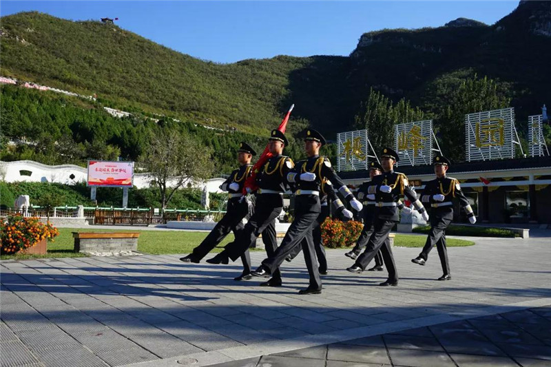 仪仗队踢着正步前进.jpg