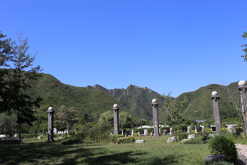 凤凰山陵园墓区景色