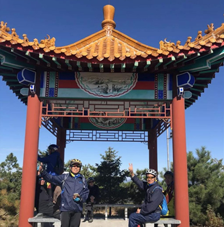 自行车骑行队在小亭休息.jpg