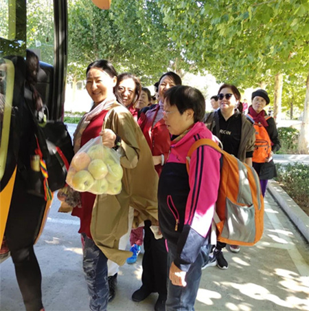 乘坐大巴准备返程，一次愉快的旅行.jpg