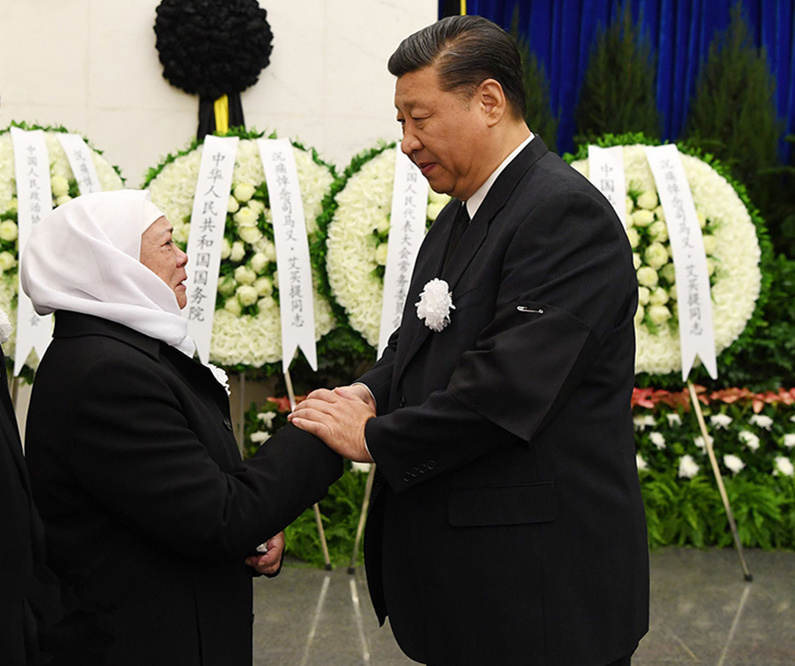 习近平主席和家属握手.jpg