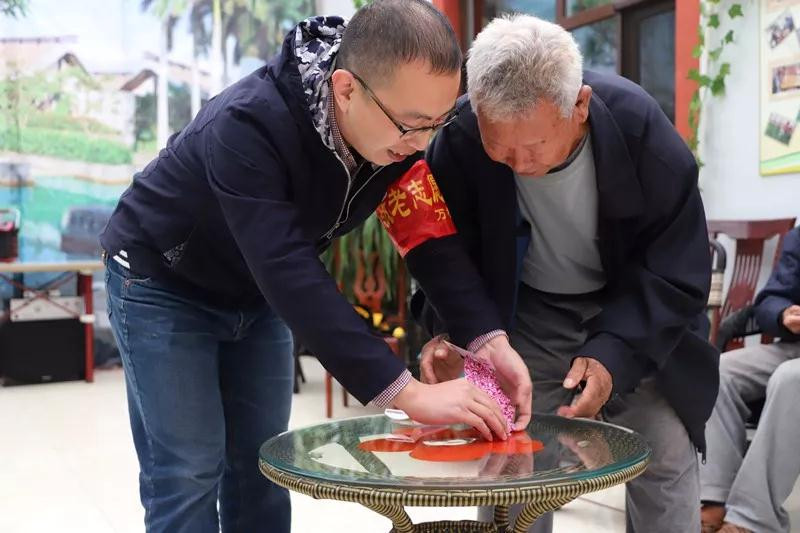 纸牌魔术，逗您开心，我们欣慰！.jpg