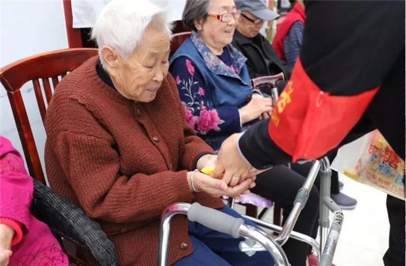 “排排坐，分糖果”，晚年生活快乐多！.jpg
