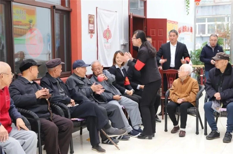 传递“平安果”，送老人平安喜乐！.jpg